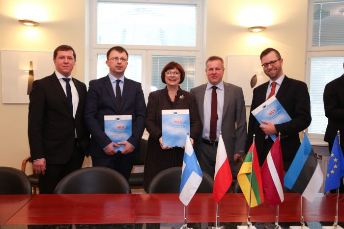 2-paraksta-lgumu-par-442-miljonu-eiro-es-finansjumu-rail-baltica_22882505497_o-700×467 2-paraksta-lgumu-par-442-miljonu-eiro-es-finansjumu-rail-baltica_22882505497_o-700×467